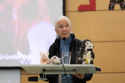Jane Goodall spricht am Podium
