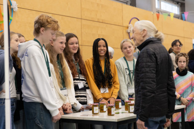 Jane Goodall sprichtb mir Kindern