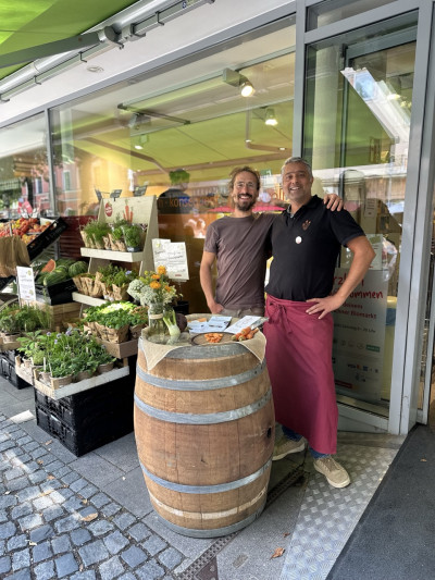 Zwei Personen mit einem Infostand