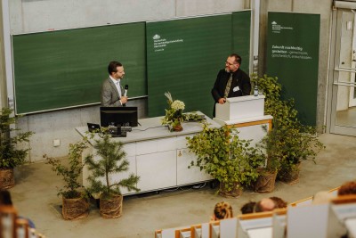 Die beiden ersten Stiftungsprofessoren des Studiengangs Sozialökologisches Waldmanagement haben die Arbeit aufgenommen (v. l. n. r.): Prof. Dr. Daniel Johnson (Professur für Wertebasierte Waldökonomie), Prof. Dr. Dr. h.c. Pierre Ibisch (Professur für Sozialökologie der Waldökosysteme und Gründungsstudiengangsleiter)  