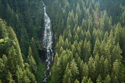 Ein hoher Wasserfall aus der Ferne