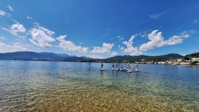 Schüler auf SUPs auf dem Wasser