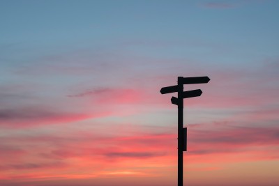 Wegweiser im Sonnenuntergang