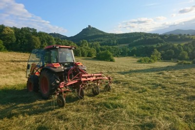 Ein Traktor bewirtschaftet einen Acker