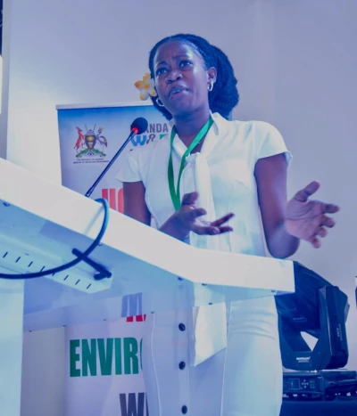 Laura Muwanguzi an einem Pult