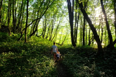 Mutter und Kind im Wald