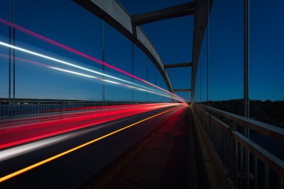 Lighttrails auf einer Brücke
