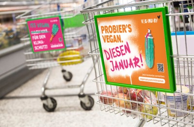 Einkaufswägen mit Veganuary Werbung